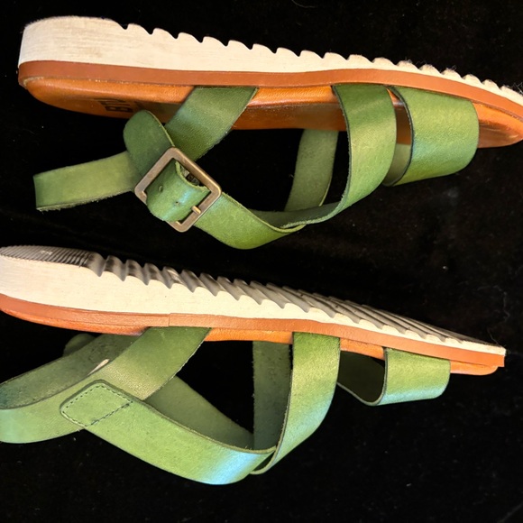 Green leather sandals.size 7 by BTU by Bertuchi. - Picture 3 of 4